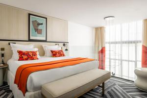 Ένα ή περισσότερα κρεβάτια σε δωμάτιο στο Hôtel du Ministère +92 φωτογραφίες