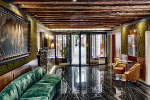 A seating area at Hotel Bisanzio
