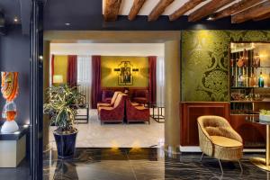 A seating area at Hotel Bisanzio