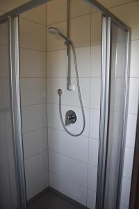 uma casa de banho com uma cabeça de chuveiro em Heidi´s Häuschen em Schollbrunn