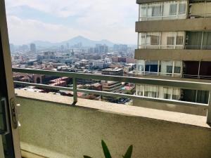 een balkon met uitzicht op de stad bij Full Moneda 909 in Santiago