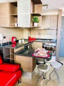 een keuken met een aanrecht met rode stoelen en een tafel bij Full Moneda 909 in Santiago