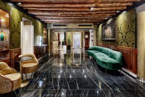 A seating area at Hotel Bisanzio