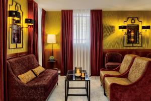 A seating area at Hotel Bisanzio