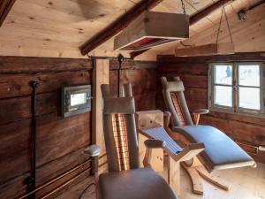 una habitación con 2 sillas en una cabaña en Schlosserhaus Lam, en Lam