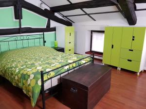 a bedroom with a bed and green cabinets at Appartamenti Old Farm in Vaprio dʼAgogna