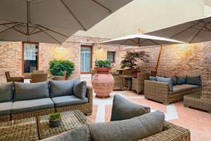 A seating area at Hotel Bisanzio