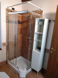 a shower with a glass enclosure in a bathroom at Appartamenti Old Farm in Vaprio dʼAgogna