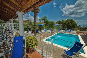 Bazén v ubytování Hotel Parco Cartaromana nebo v jeho okolí