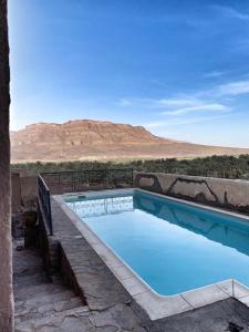 - une piscine avec vue sur le désert dans l'établissement Kasbah Oulad Othmane, à Aguebt