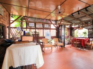 a dining room with a table and chairs in a room at OYO 44084 Ombak Inn Chalet in Pangkor