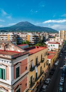 miasto z budynkami i góra w tle w obiekcie Casa Teresinella w mieście Torre Annunziata