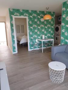 Postel nebo postele na pokoji v ubytování JUST To SLEEP 2 BEDROOMS APARTMENTS