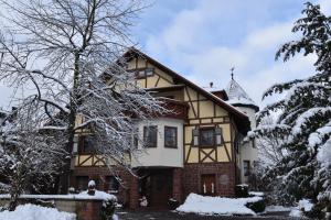 ein schneebedecktes Haus vor der Tür in der Unterkunft Heidi´s Häuschen in Schollbrunn