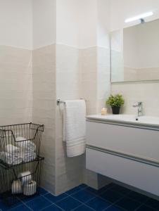 La salle de bains est pourvue d'un lavabo blanc et d'un miroir. dans l'établissement Casa Teresinella, à Torre Annunziata