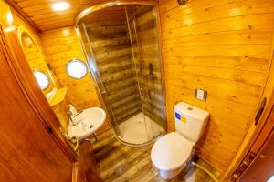 Koupelna v ubytování Prague Bay Houseboats + 37 fotografií