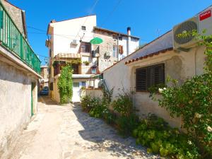 un callejón en un casco antiguo con edificios en Apartment Vodnjan 1123, en Vodnjan