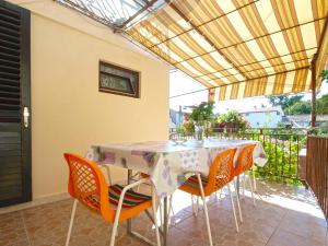 comedor con mesa y sillas naranjas en Apartment Vodnjan 1123, en Vodnjan