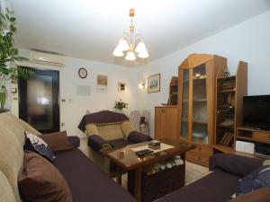 salon z kanapą i stołem w obiekcie Apartment Vodnjan 1123 w mieście Vodnjan