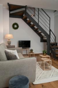 salon z kanapą i schodami w obiekcie Casa Teresinella w mieście Torre Annunziata