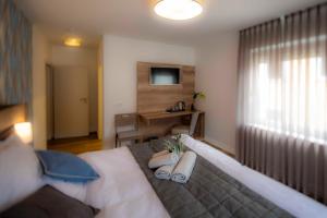 - une chambre avec un lit et 2 serviettes dans l'établissement Mato One Zimmervermietung, à Arnsberg