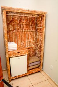 een rieten plank met een spiegel in een kamer bij Hotel Winner in Barretos