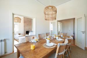 una sala da pranzo con tavolo e sedie in legno di Saboia -Spacious Gorgeous Apartment a Monte Estoril