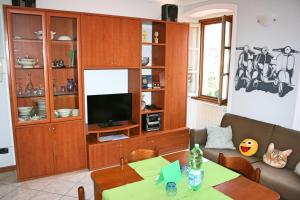 a living room with a television and a table at Casa Vacanze Stella in Verbania
