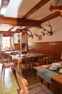 une salle à manger avec des tables et des chaises en bois dans l'établissement Sport Aktiv Pension Spanner - Tauplitz, à Bad Mitterndorf