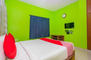 Posteľ alebo postele v izbe v ubytovaní OYO 894 Apartment Hotel 510 Chetana