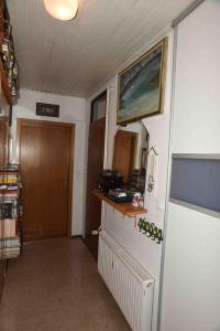 un corridoio di una camera con porta e corridoio di Casa Bohinj a Bohinj