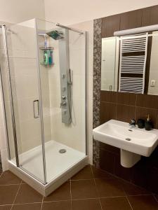 y baño con ducha y lavamanos. en City View Luxury Apartment en Banská Bystrica