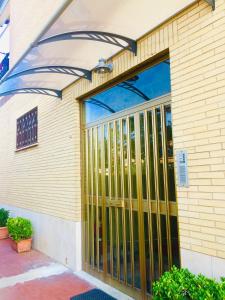 Η πρόσοψη ή η είσοδος του Charles's House