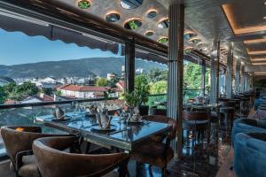 Nespecifikovaný výhled na hory nebo výhled na hory při pohledu z hotelu