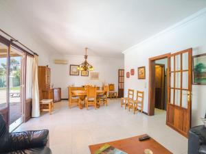 - un salon avec une table et des chaises dans l'établissement Holiday Home Casa Sanso by Interhome, à Cala Anguila