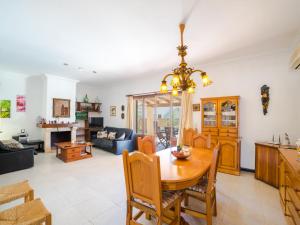 comedor y sala de estar con mesa y sillas en Holiday Home Casa Sanso by Interhome, en Cala Anguila