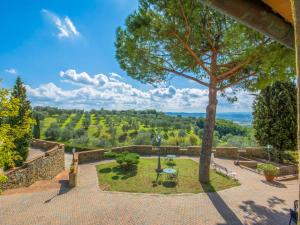 un patio al aire libre con un árbol y vistas en Apartment Montereggi-6 by Interhome, en Limite