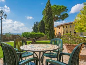 A garden outside Apartment Montereggi-7 by Interhome