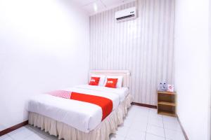 Llit o llits en una habitació de SUPER OYO 1421 Kasmaran Guest House Syariah