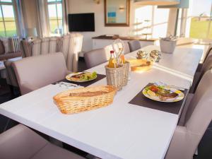 una mesa con dos platos de comida. en Holiday Home Ganuenta-1 by Interhome en Colijnsplaat