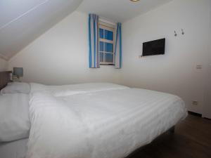 ColijnsplaatにあるHoliday Home Ganuenta-1 by Interhomeの窓付きのベッドルームの白いベッド1台