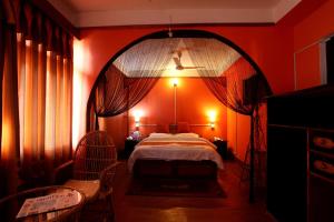 una camera con un letto in una stanza rossa di Chillout Holiday Home a Kathmandu