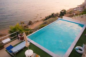 The swimming pool at or close to Finestra Sul Mare