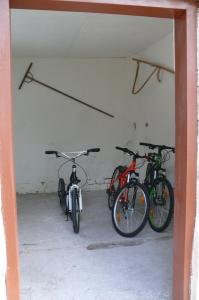 un grupo de bicicletas estacionadas en un garaje en Apartmany De-Lu, en Blansko