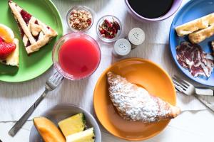 - une table avec des assiettes de nourriture et une boisson dans l'établissement Agave in Città, à Livourne