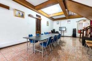 a conference room with a table and chairs at SUPER OYO 1421 Kasmaran Guest House Syariah in Jakarta