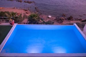 The swimming pool at or close to Finestra Sul Mare