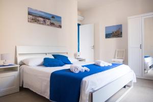 A bed or beds in a room at Finestra Sul Mare