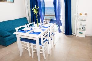A seating area at Finestra Sul Mare