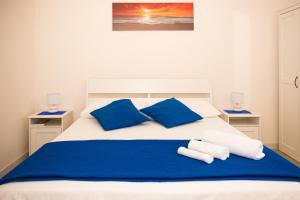 A bed or beds in a room at Finestra Sul Mare